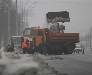 "Киевавтодор" возьмется за чистку дорог на выходных. Фото Артема Пастуха 