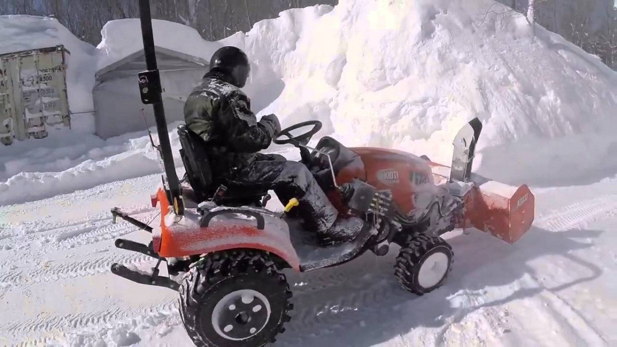 От уборки снега, до перевозки яблок: зачем нужны мототракторы в саду или на огороде фото 1