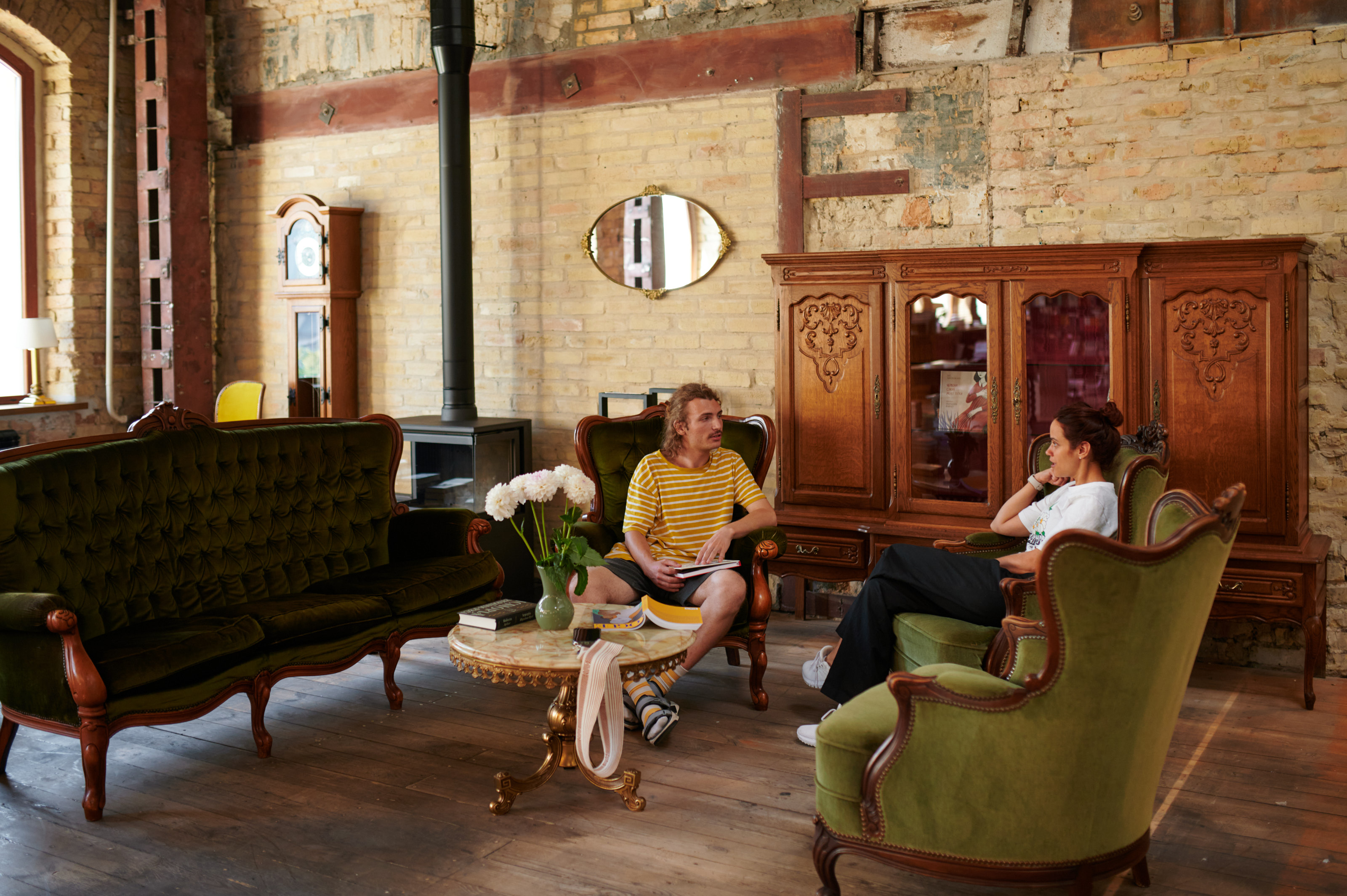 У Києві відкривається нова книгарня, де можна буде випити кави чи вино -