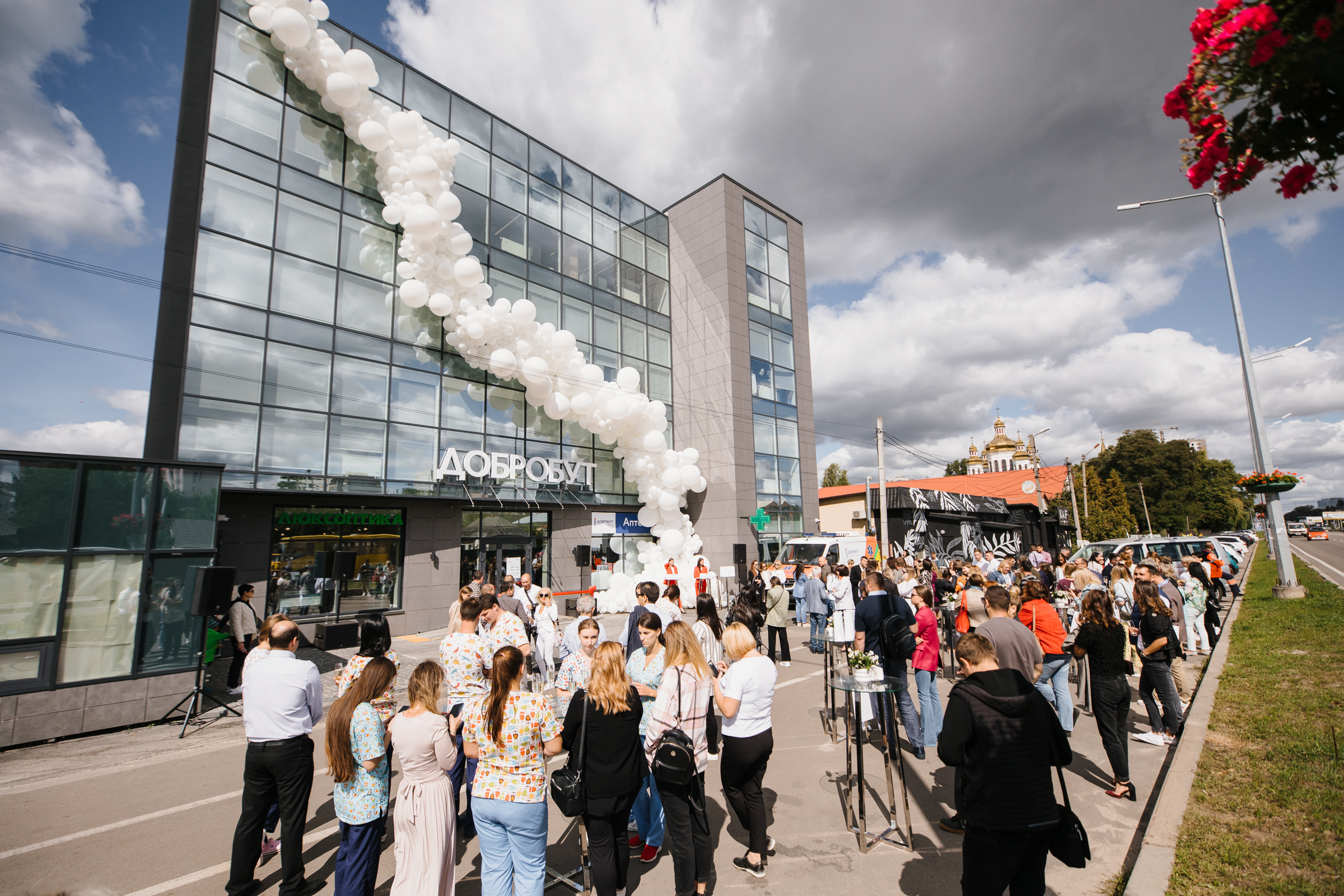 Десятки людей прийшли на відкриття