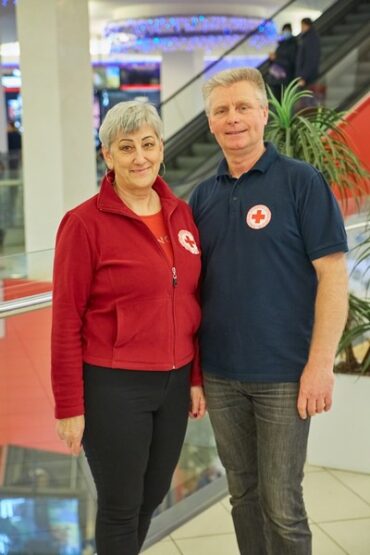 У захваті від аудиторії перебувають і представники Червоного Хреста