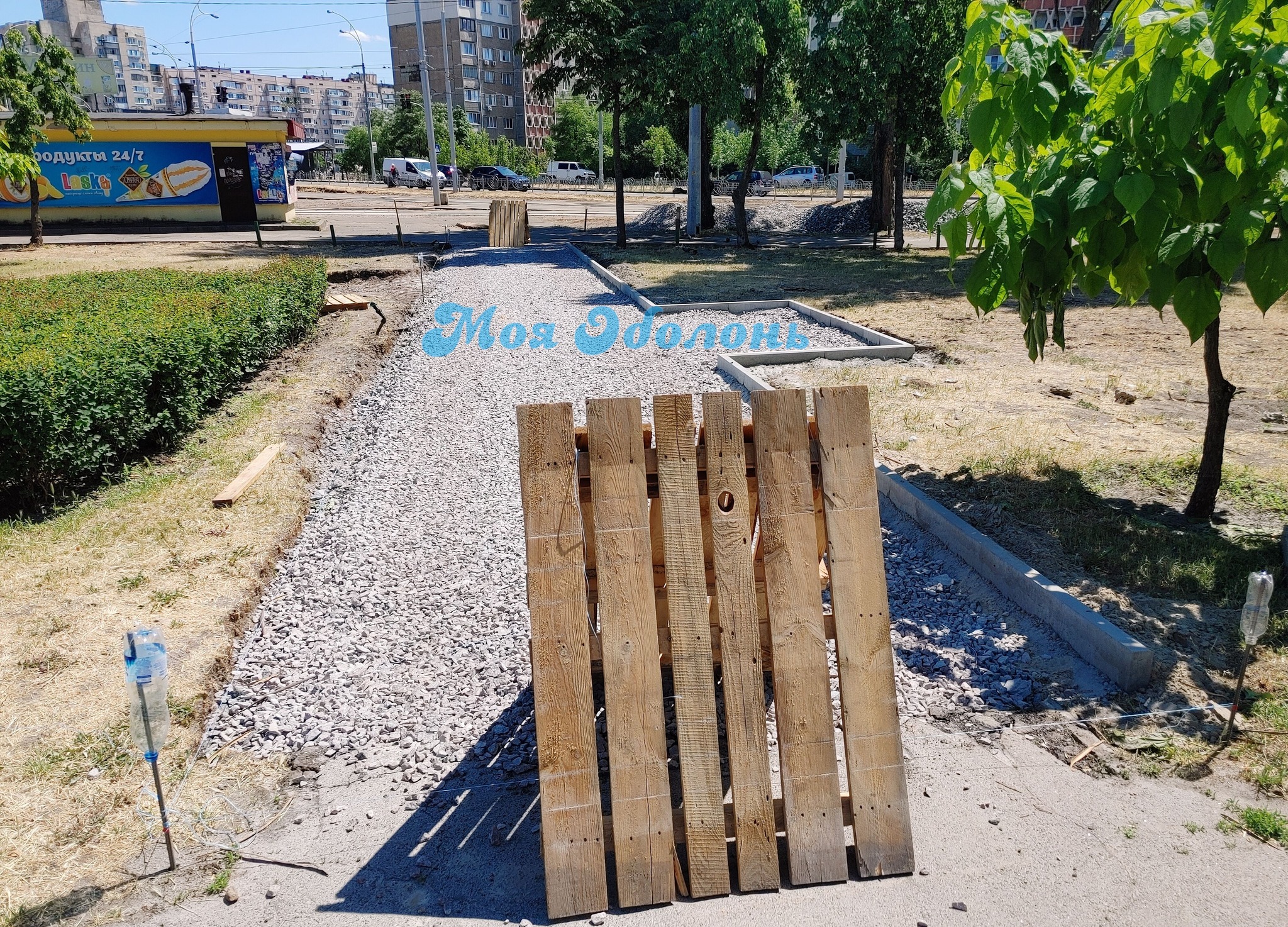 В Киеве обустраивают сквер на улице Героев Днепра -