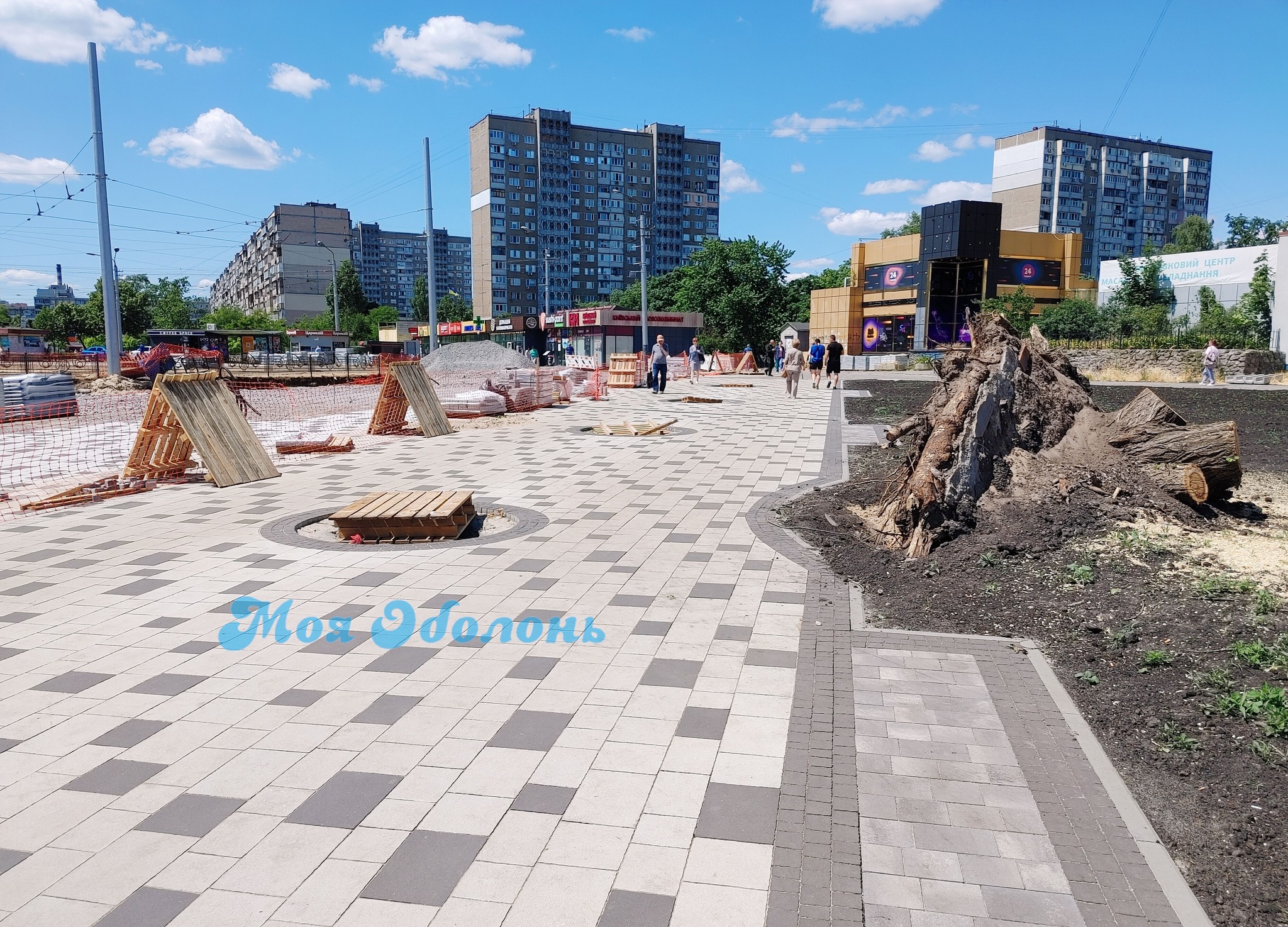 В Киеве обустраивают сквер на улице Героев Днепра -