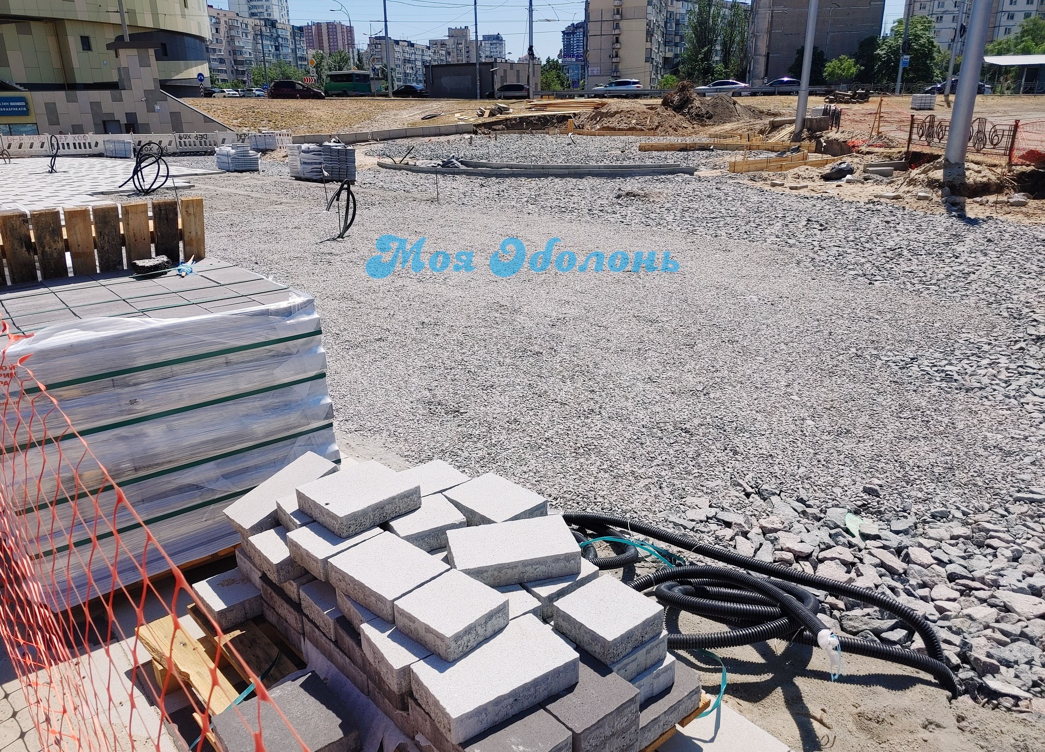 В Киеве обустраивают сквер на улице Героев Днепра -