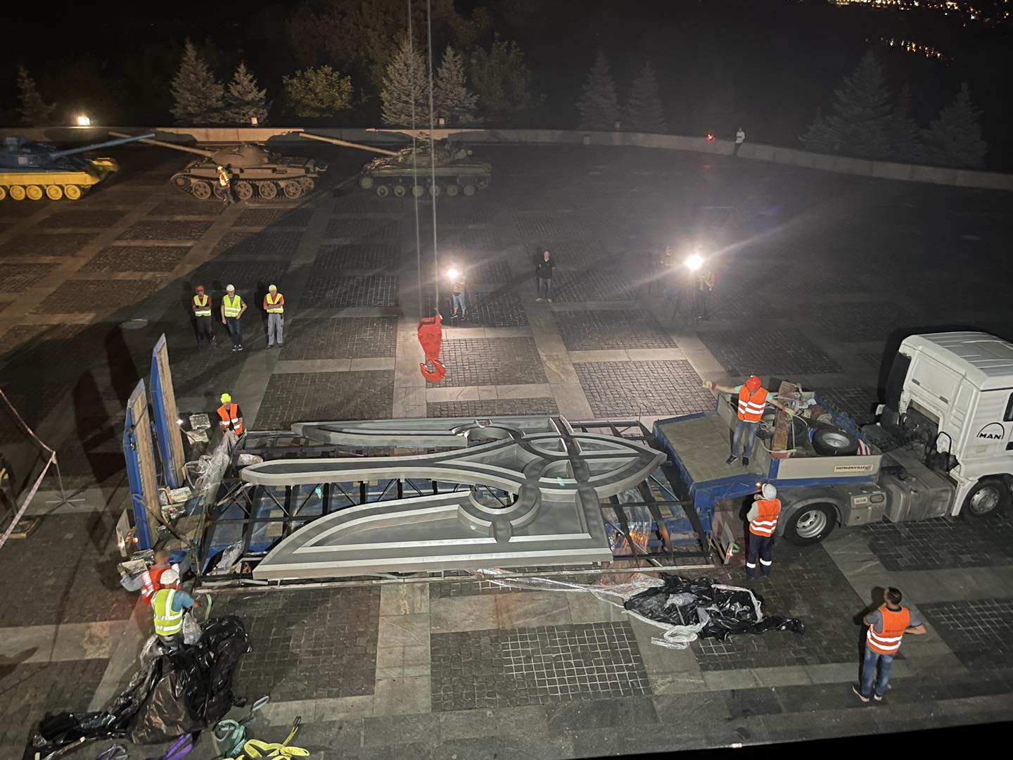 До монумента "Батьківщина-мати" вже привезли Трезубець -