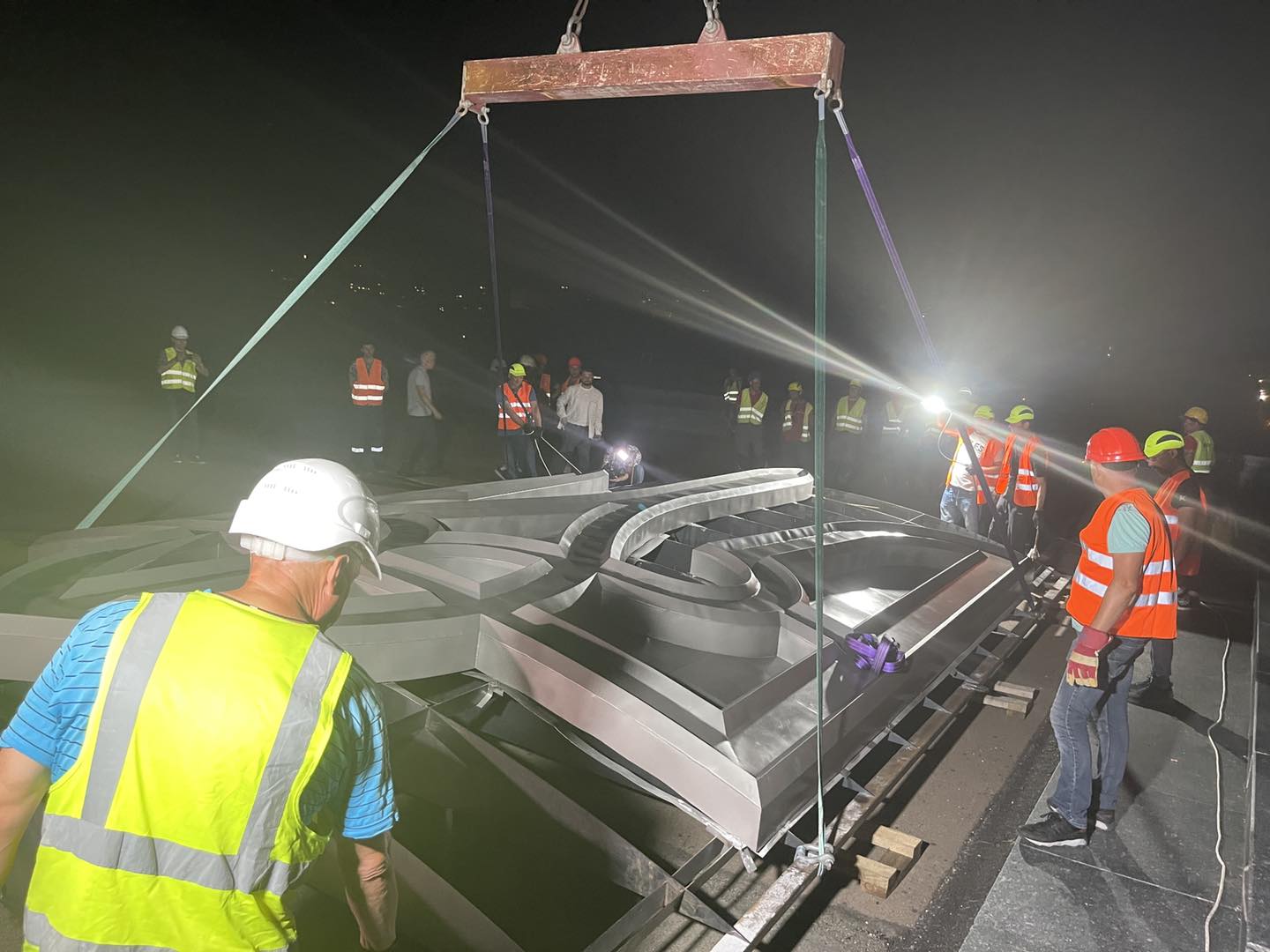 До монумента "Батьківщина-мати" вже привезли Трезубець -