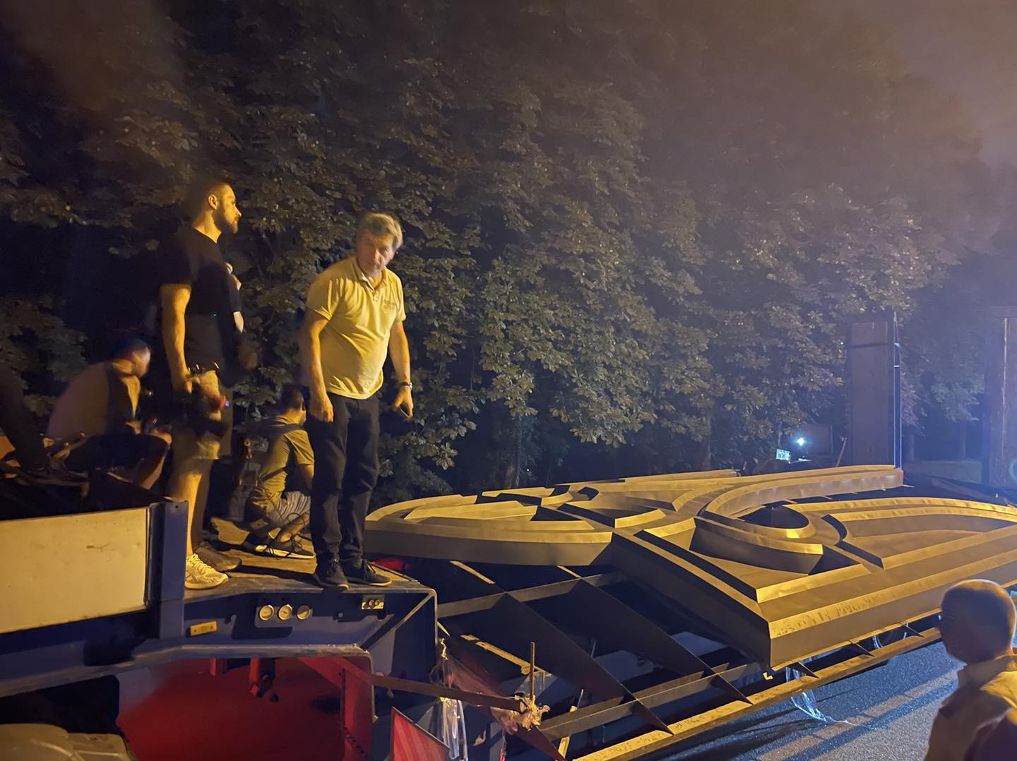 До монумента "Батьківщина-мати" вже привезли Трезубець -