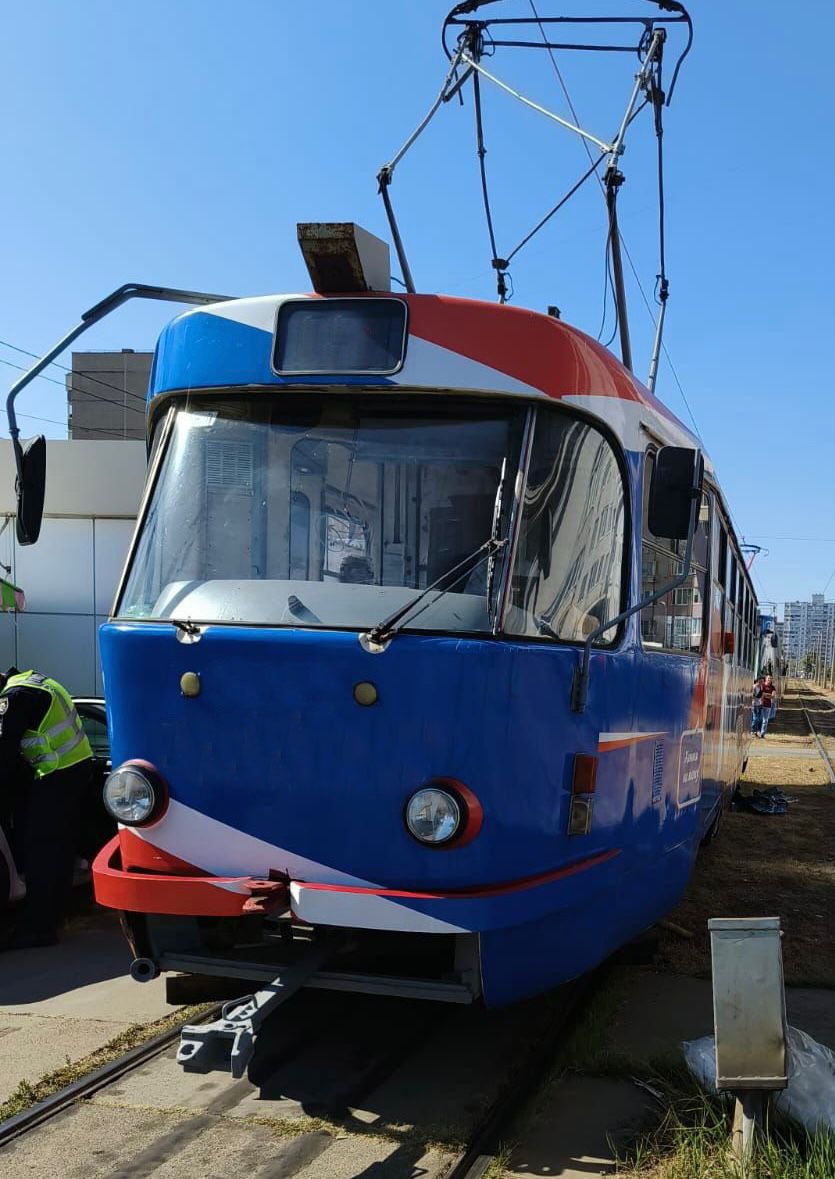 Трамвай сбил женщину -