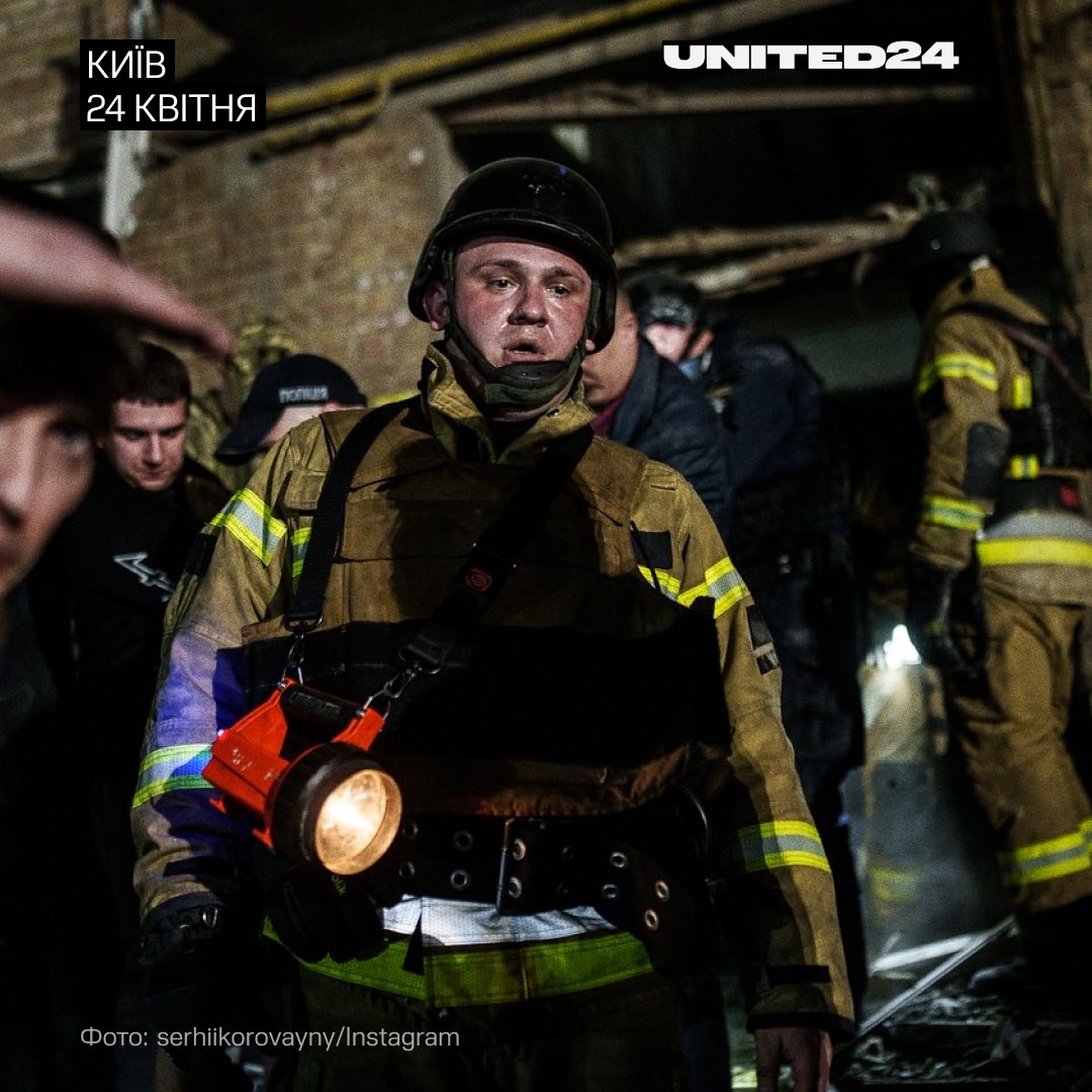 Рятувальники дістають людей з-під завалів.