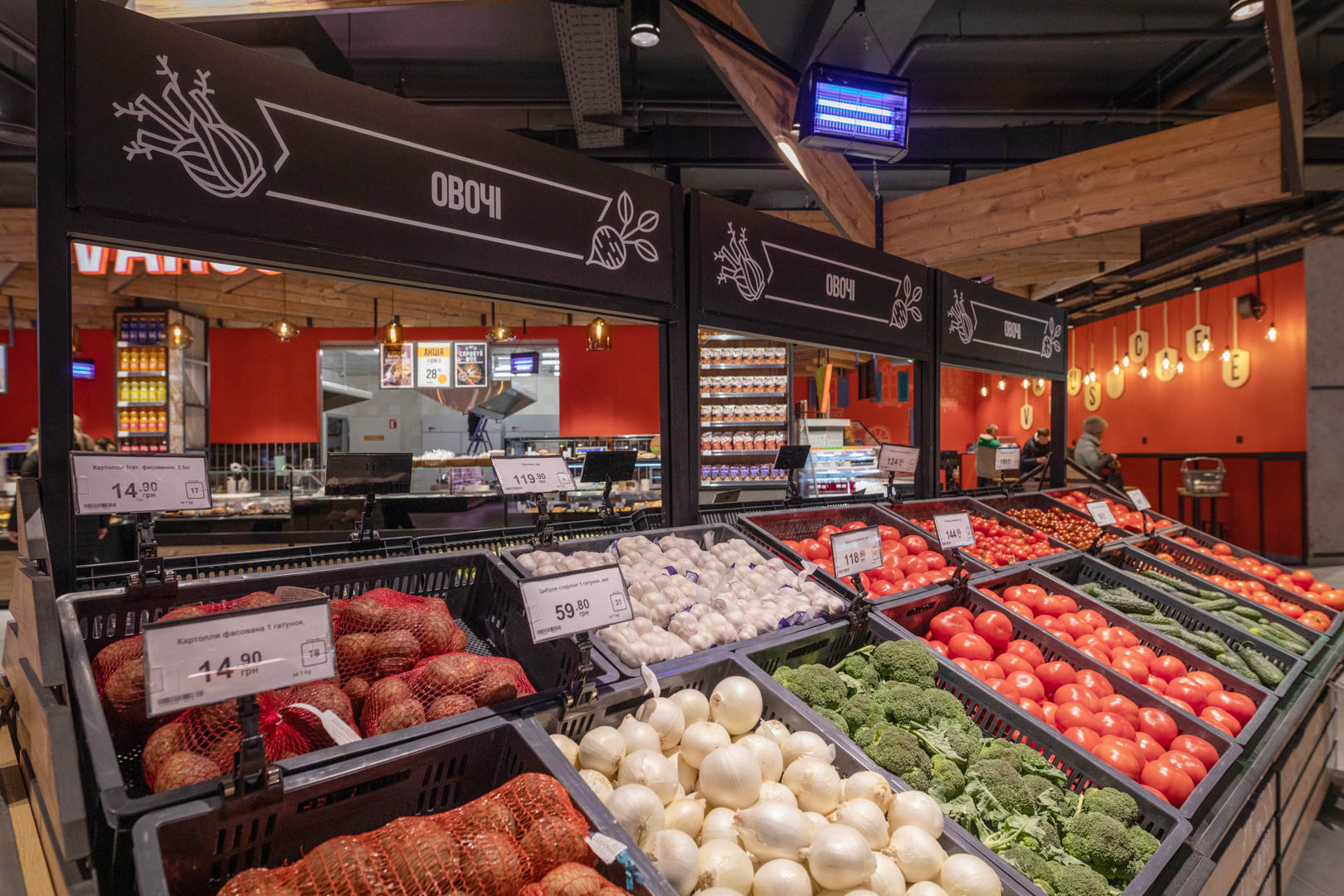 Полиці зі свіжими овочами у VARUS