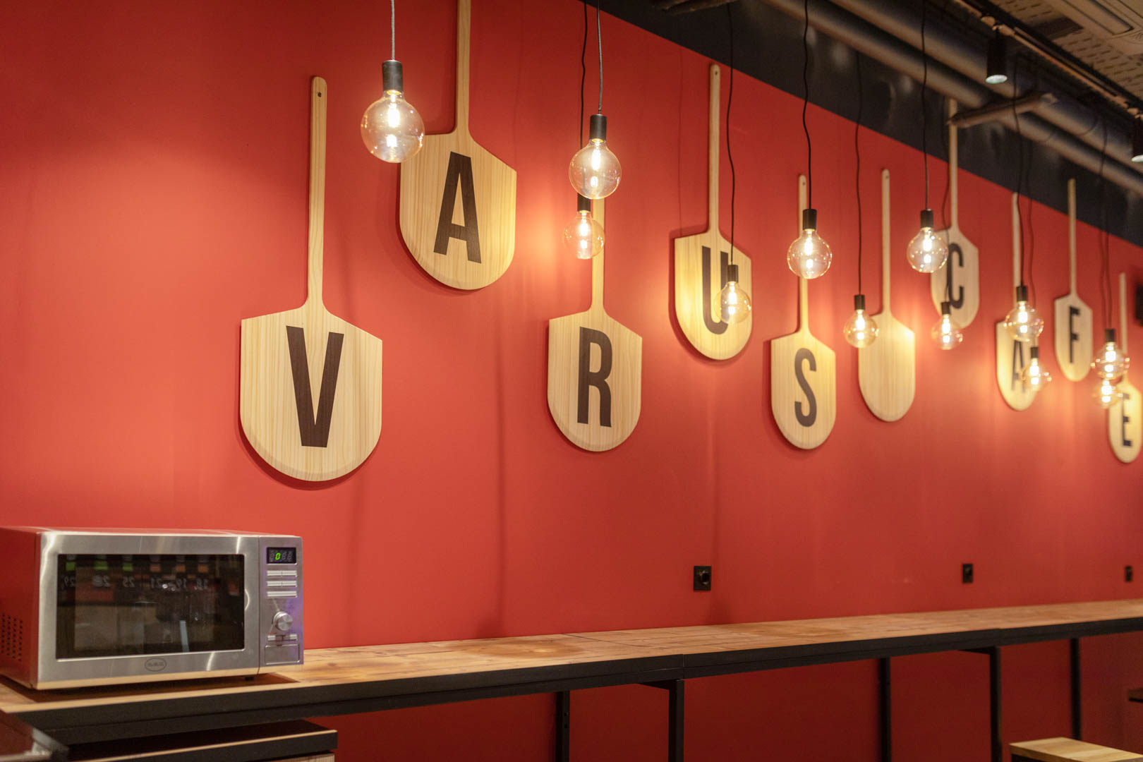 У  VARUS Cafe гарний інтер'єр