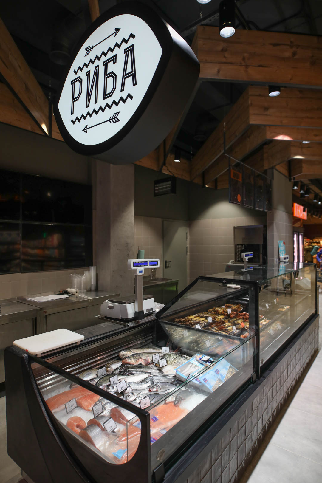 Вказівники у відділ з рибою в VARUS