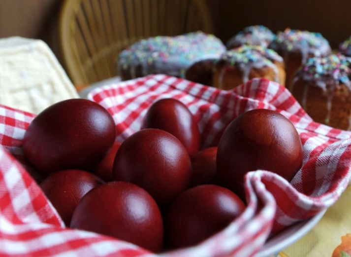 Крашенные шелухой яйца -