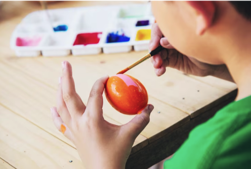 Можно раскрасить яйца гуашью -