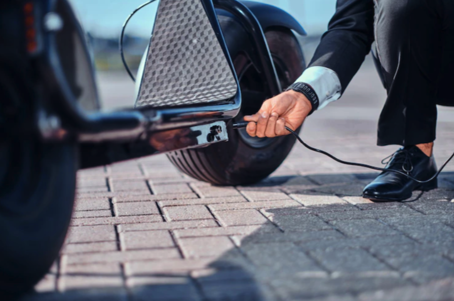 Сколько можно проехать на электроскутере и сколько он заряжается -