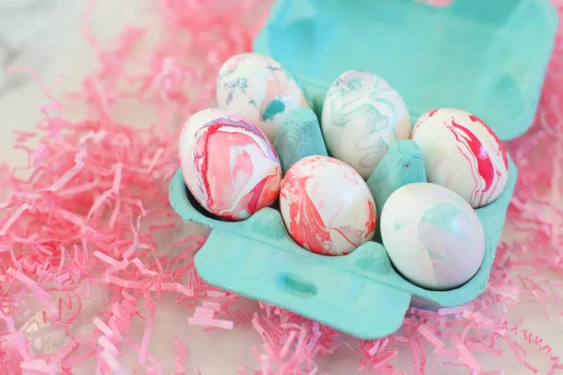 Раскрасить яйца с помощью лака для ногтей -