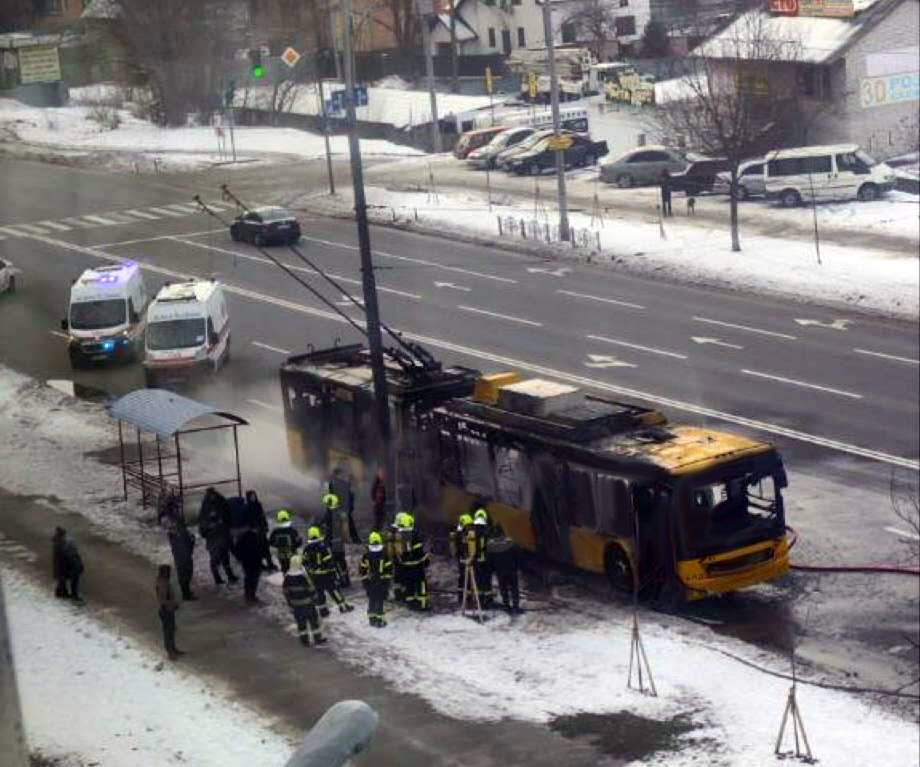 На Троещине сгорел троллейбус.