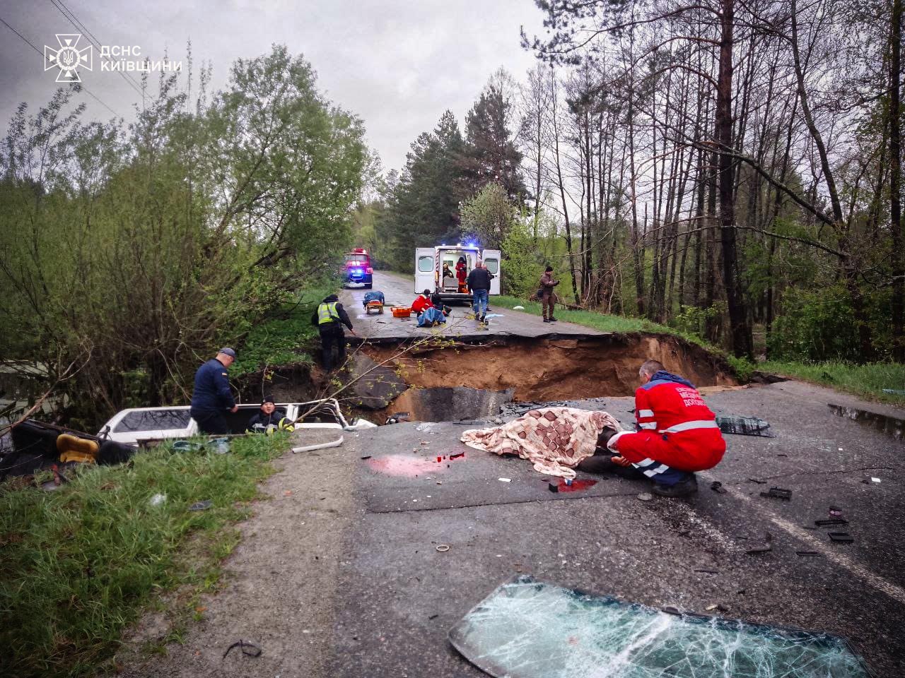 В Киевской области микроавтобус упал в пропасть - || фото: kv.dsns.gov.ua