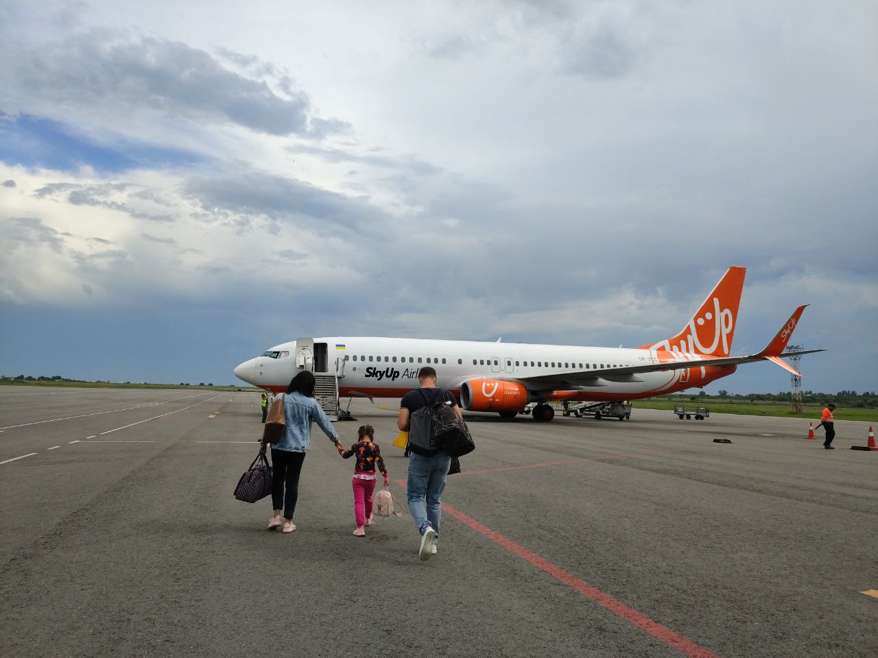 Если будете лететь из Запорожья, рассчитывайте, что до самолета надо будет идти пешком. Автобусов у нас нет / фото: ВГороде