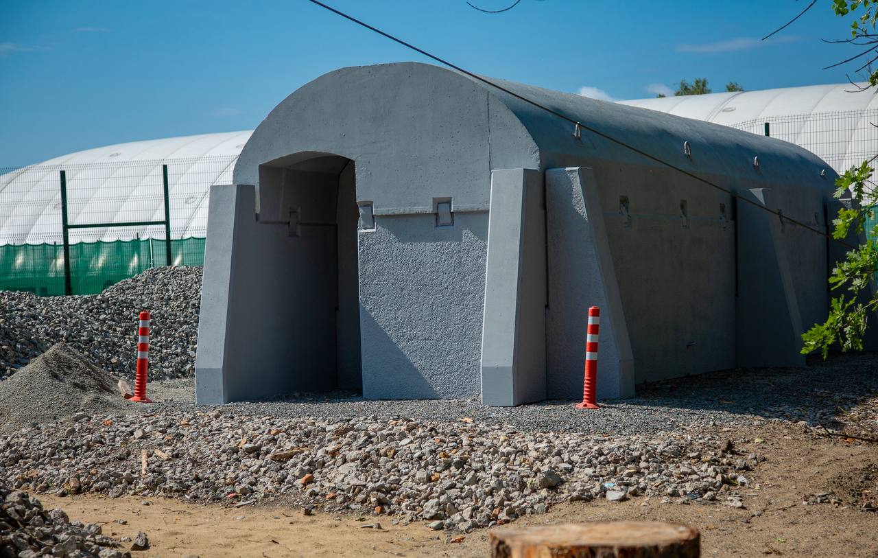 В Киеве установили первое мобильное укрытие из бетона -