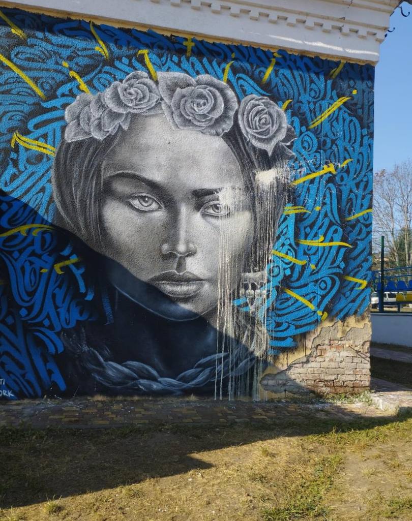 Поліція знайшла чоловіка, який облив фарбою патріотичний мурал у Бучі -