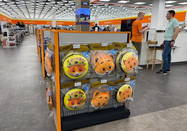 Благодійний мерч від Фокстрот наділив "щасточкою добра" 125 дітей, постраждалих від війни фото 2 1