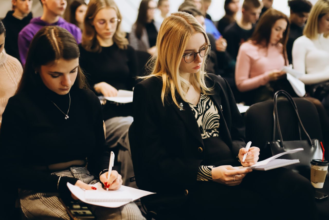 AB InBev Efes Україна підтримала навчальний проєкт "Молодіжна бізнес-школа", спрямований на розвиток підприємництва у Чернігівській області фото 1