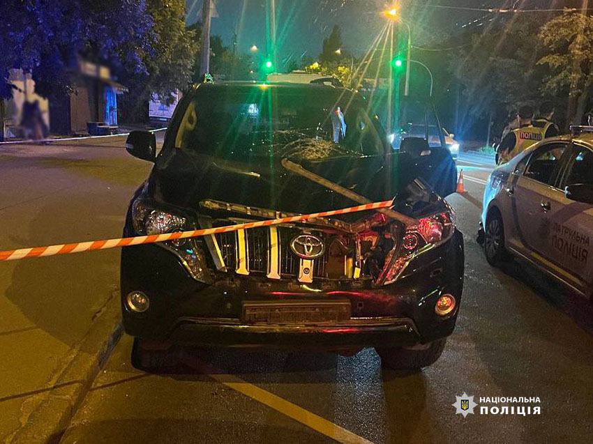 В Киеве водитель проехал на красный, начал убегать от полиции и насмерть сбил человека - || фото: t.me/gunpKyiv