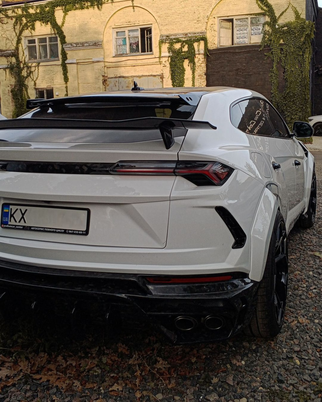 На околицях Києва помітили унікальний Lamborghini Urus.