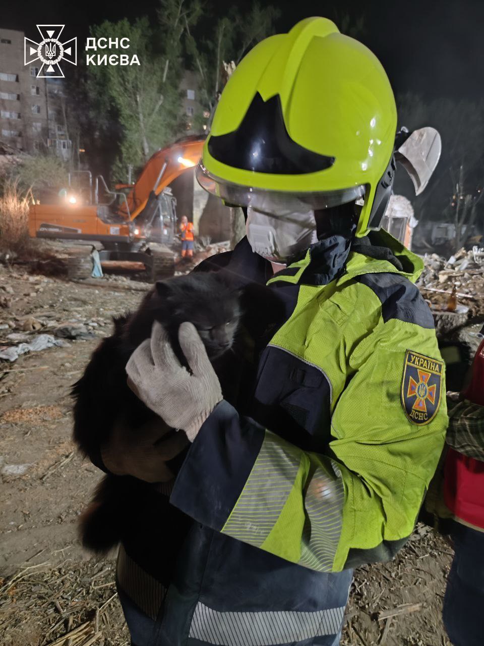 В Киеве завершили поисково-спасательную операцию после удара.