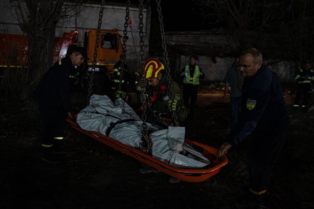 Фото с места удара по жилому дому в Киеве.