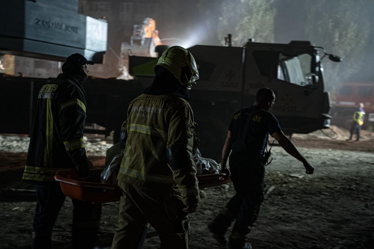 Фото с места удара по жилому дому в Киеве.
