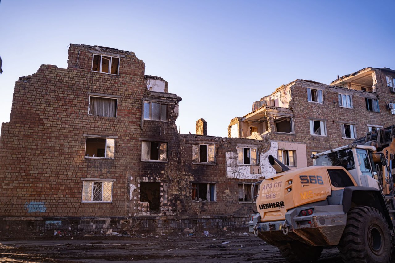 Фото с места удара по жилому дому в Киеве.