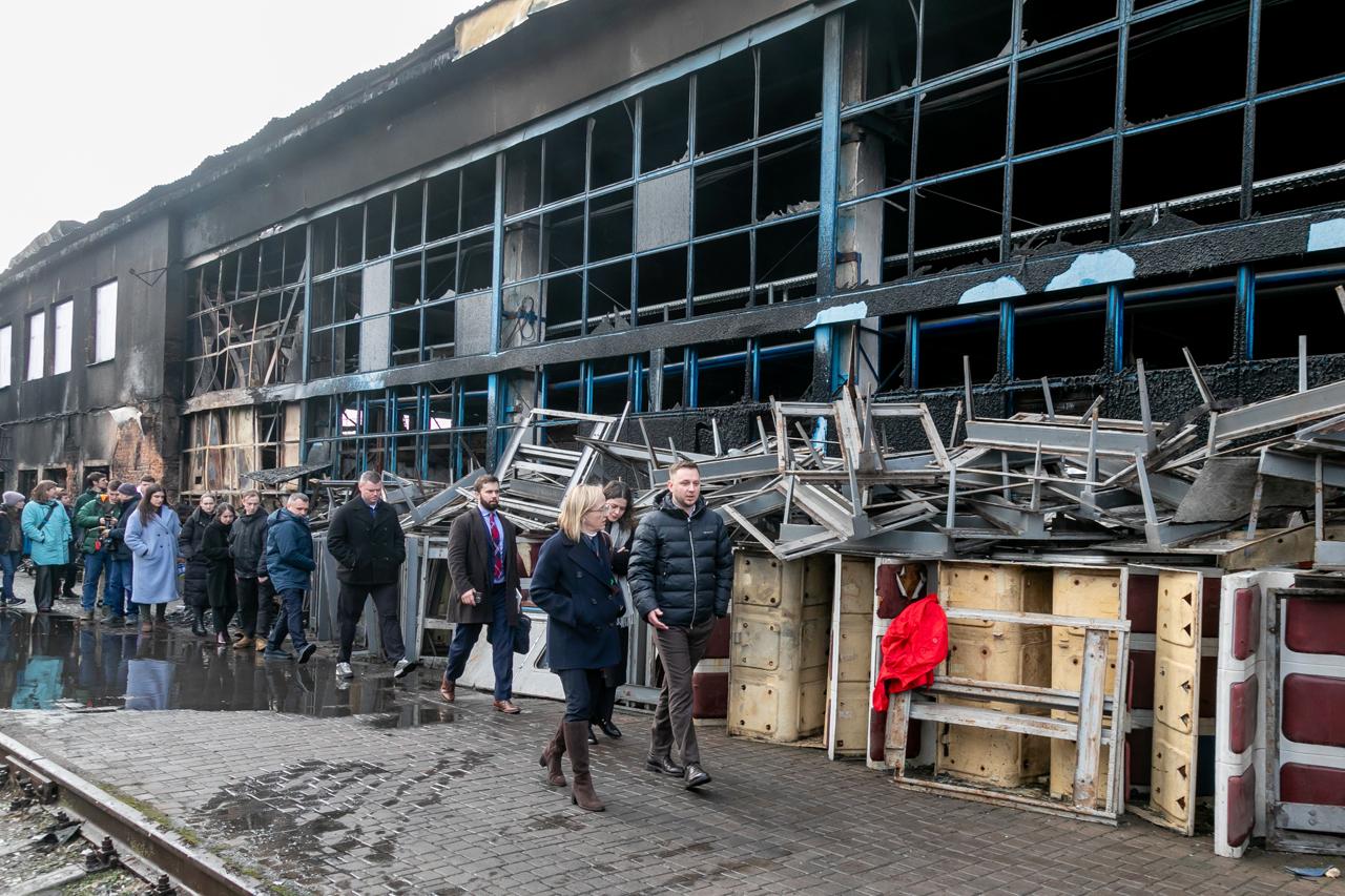 В Фастове уничтожили депо и вокзал: российский удар повредил 27 вагонов пригородных поездов -