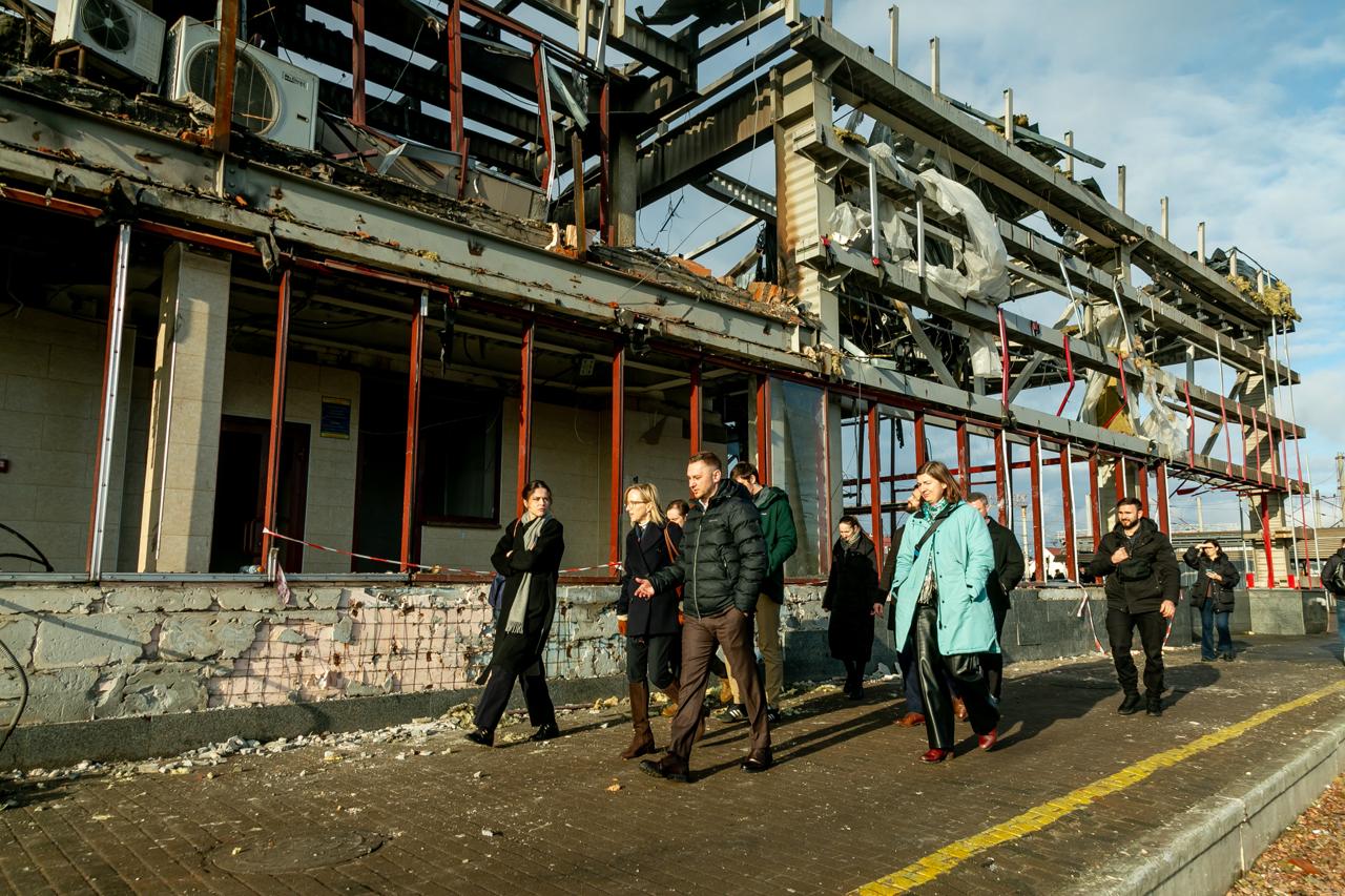 В Фастове уничтожили депо и вокзал: российский удар повредил 27 вагонов пригородных поездов -