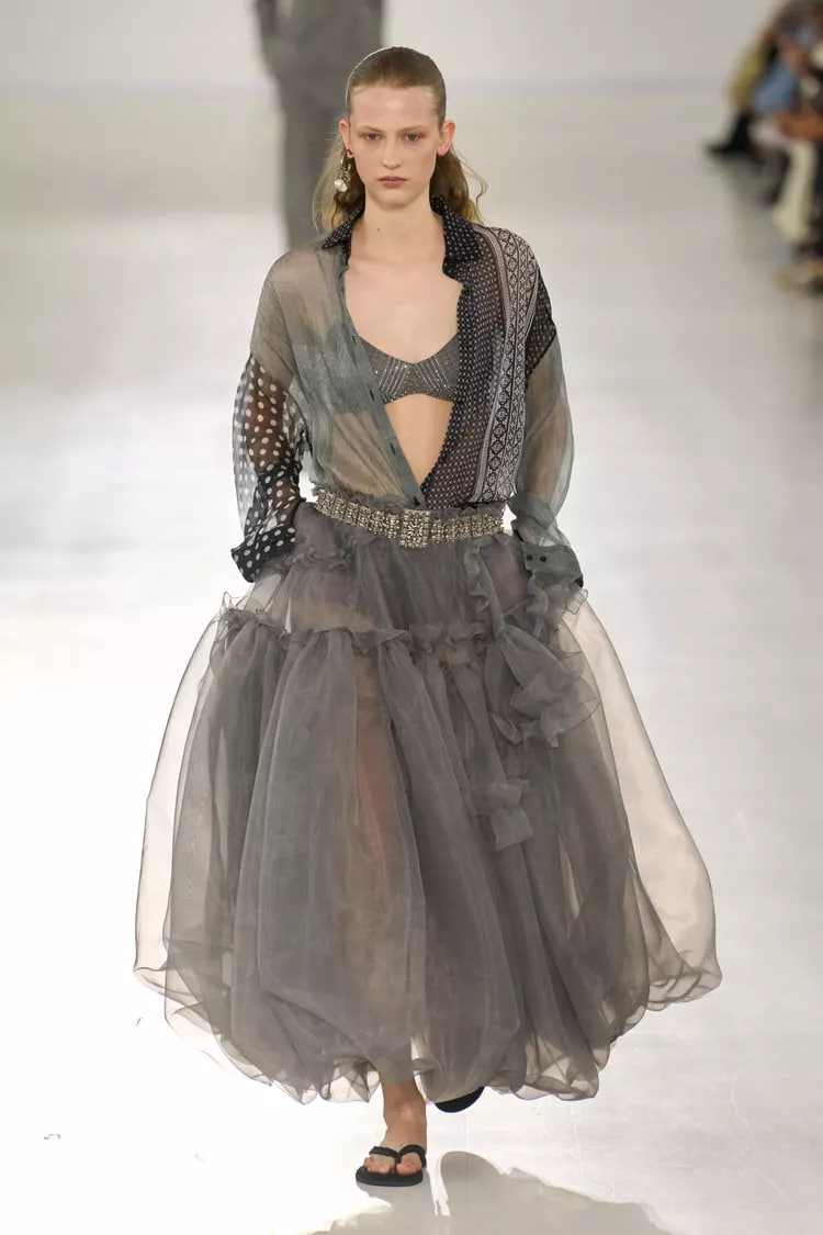 Елегантні сірі сукні з колекції Ermanno Scervino.