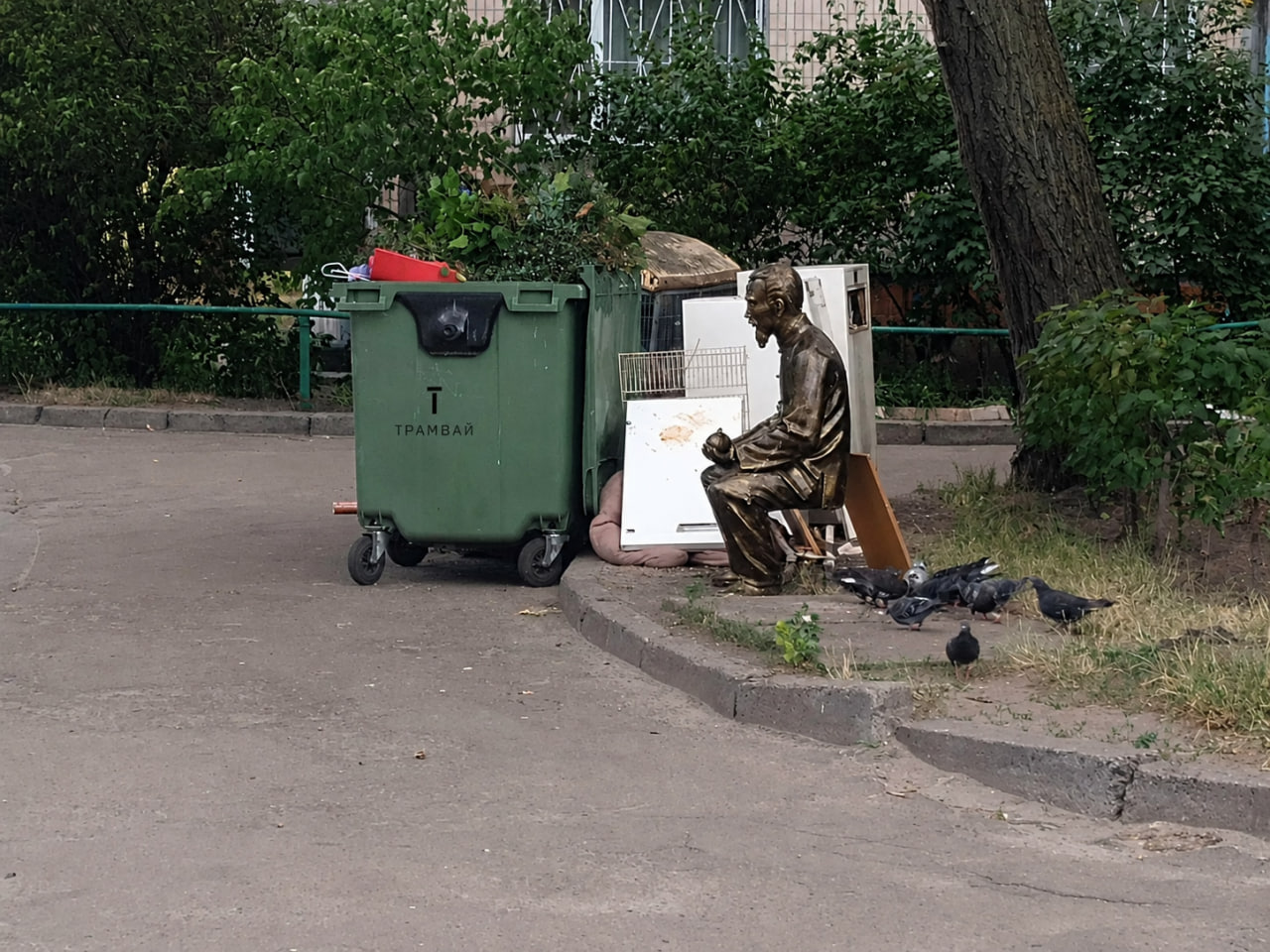 На Оболони киевлянка увидела у помойки бронзовую статую, покатала ее в машине и нашла владельцев фото 1