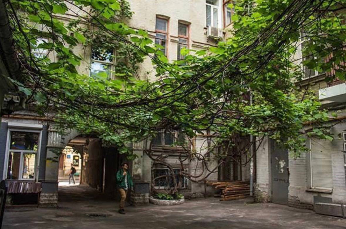 Двір «Адам і Єва». Фото – Obozrevatel