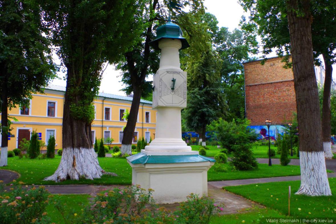 Двір із сонячним годинником. Фото – the-city.kiev.ua