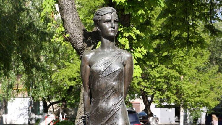 Раніше на перетині вулиць Олеся Гончара та Богдана Хмельницького був пам'ятник радянській партизанці Зої Космодем'янській -