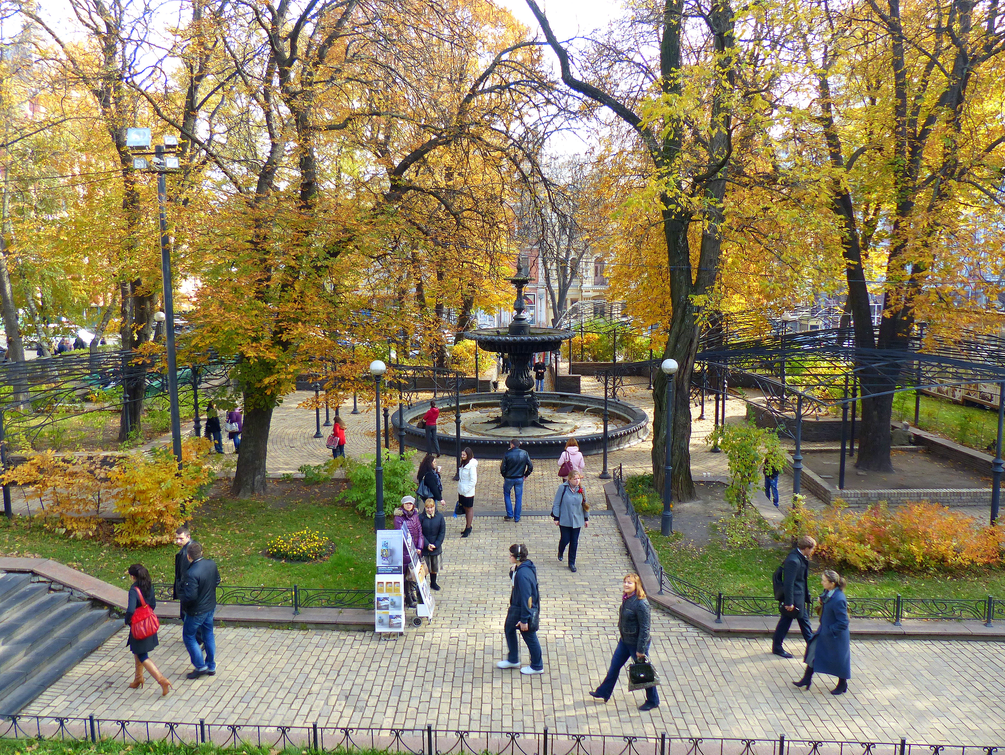 Золотоворотский сквер в Киеве.
