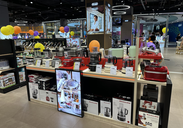 Стиль &laquo;вишиванки&raquo; й ексклюзивна бренд-зона Apple: що підготував оновлений Фокстрот у ТРЦ Ocean Plaza фото 4 3