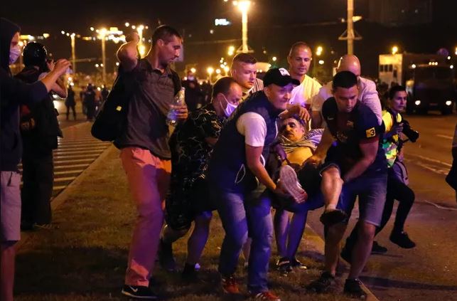 Пострадавшего выносят на руках. Фото: meduza