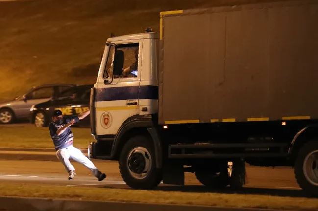 Протестующего давит автозак. Фото: meduza