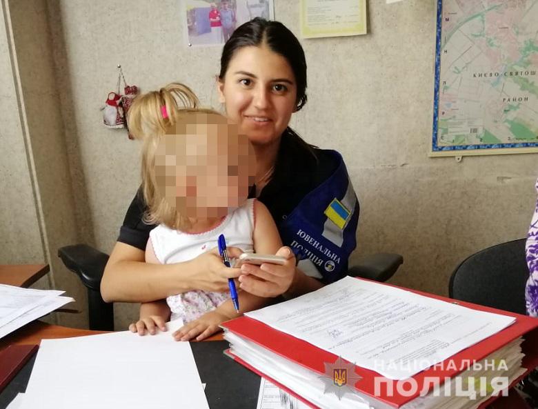 Полицейские нашли двух младенцев под магазином. Фото: пресс-служба полиции Киева