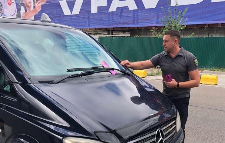 Инспекторы раздают листовки. Фото: пресс-служба аэропорта "Борисполь"