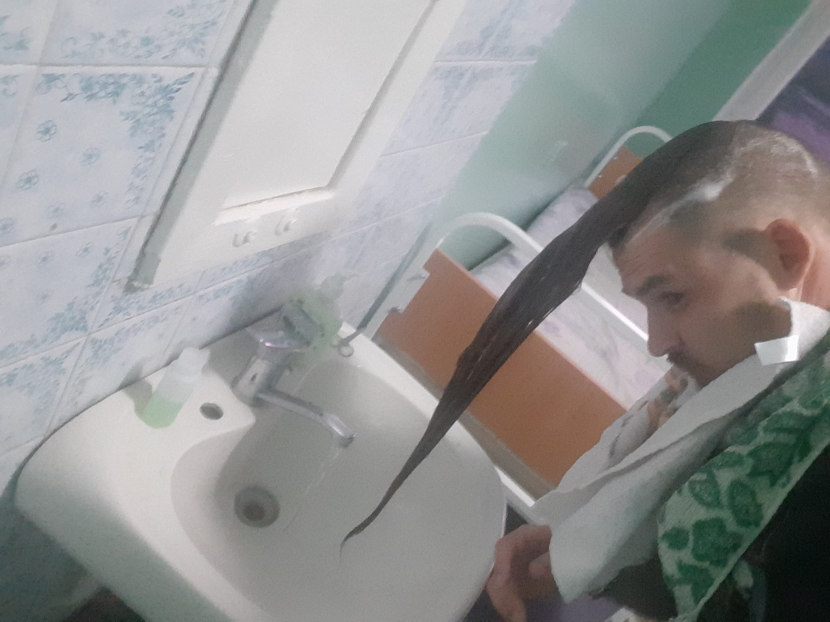 Вместо душа, пришлось довольствоваться раковиной. Фото: Facebook