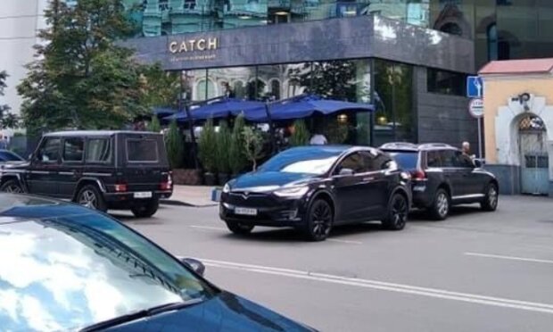 Электромобиль Андрея Богдана возле ресторана CATCH. Фото: znaj.ua