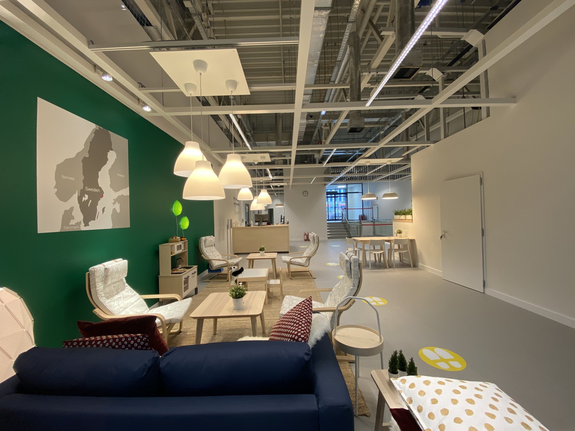 Внутри пункта выдачи. Фото: Тарас Яковлєв