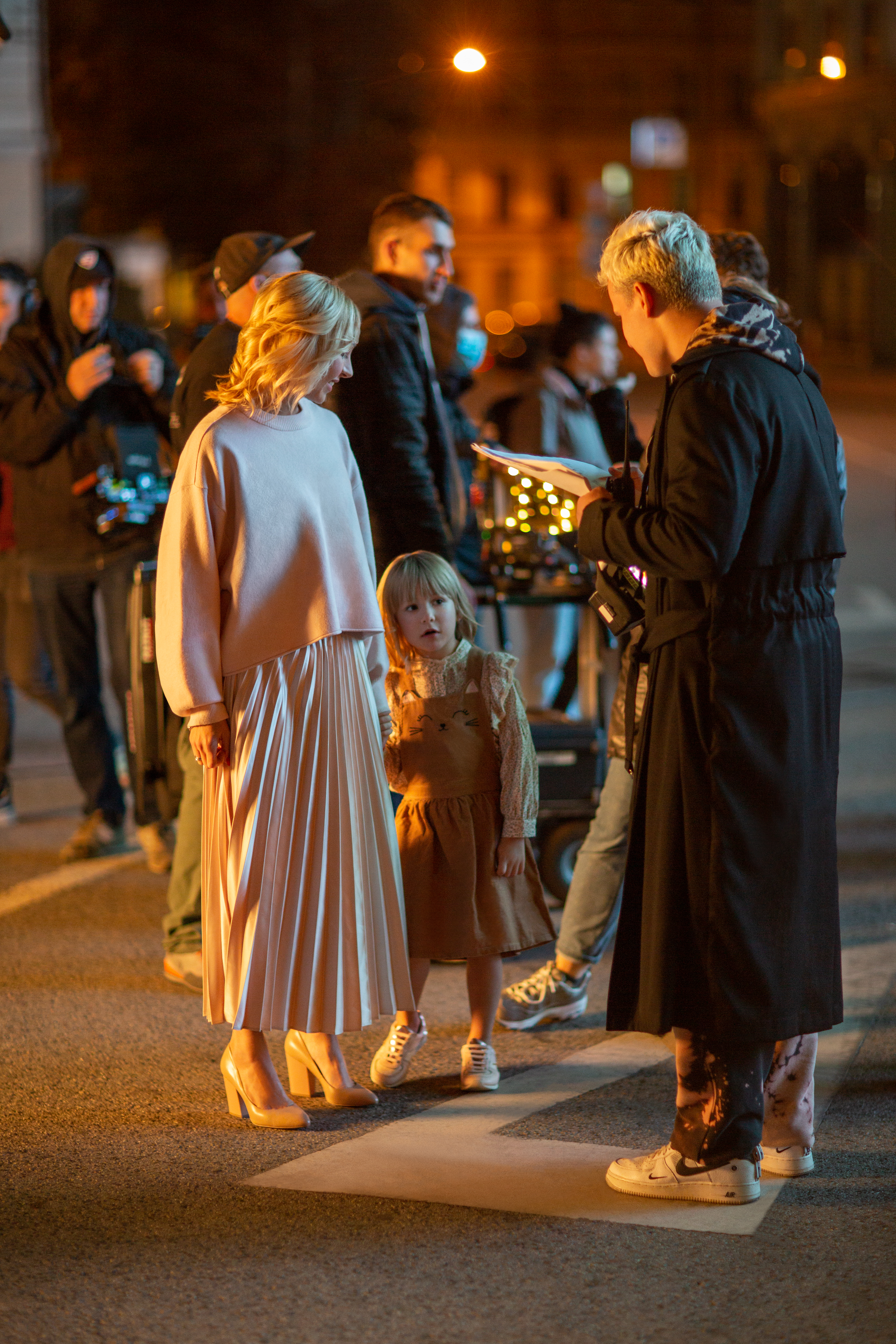 Щоб знову навчитися любити, всього лише потрібно подивитися на світ очима дитини. Фото: бекстейдж